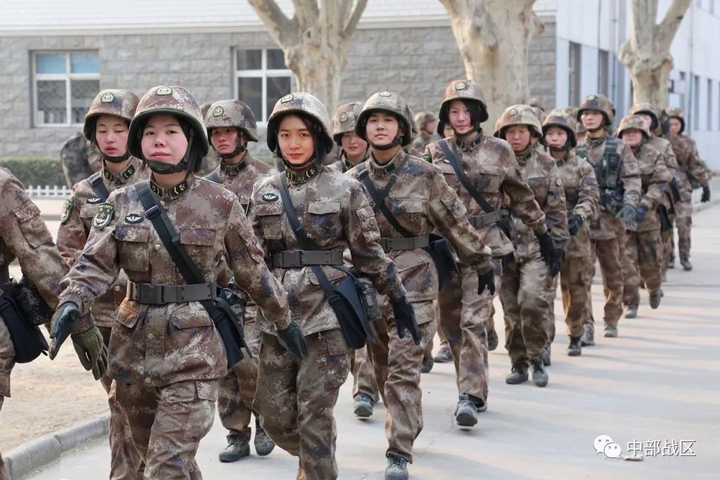 陆军第82集团军某旅冬训全程蓝军如影随形官兵一路险情一路打