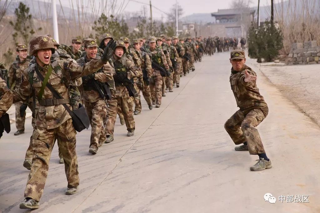 陆军第82集团军某旅冬训全程蓝军如影随形官兵一路险情一路打