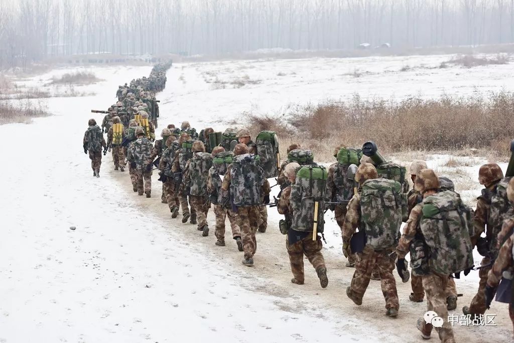 陆军第82集团军某旅冬训全程蓝军如影随形官兵一路险情一路打