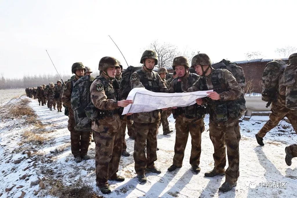 陆军第82集团军某旅冬训全程蓝军如影随形官兵一路险情一路打