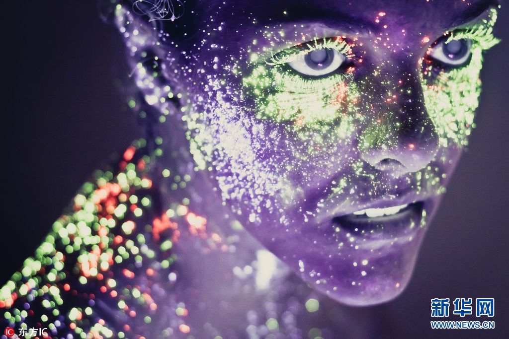 摄影师用荧光颜料打造震撼霓虹人脸肖像