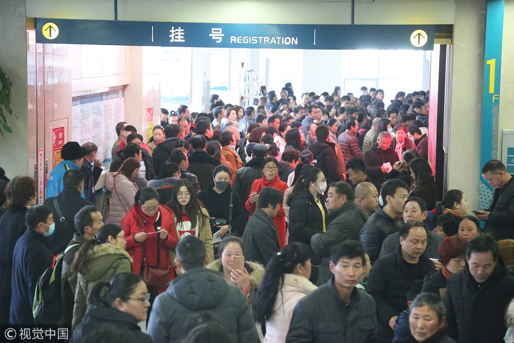 医院内,不少导诊护士和安保人员疏导人流,因此尽管院内患者爆满,但