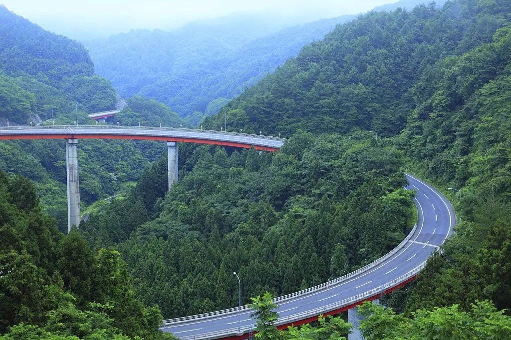 坡度大,弯道急,隧道多;韦曲至柞水段,桥梁隧道多并经过终南山特长隧道