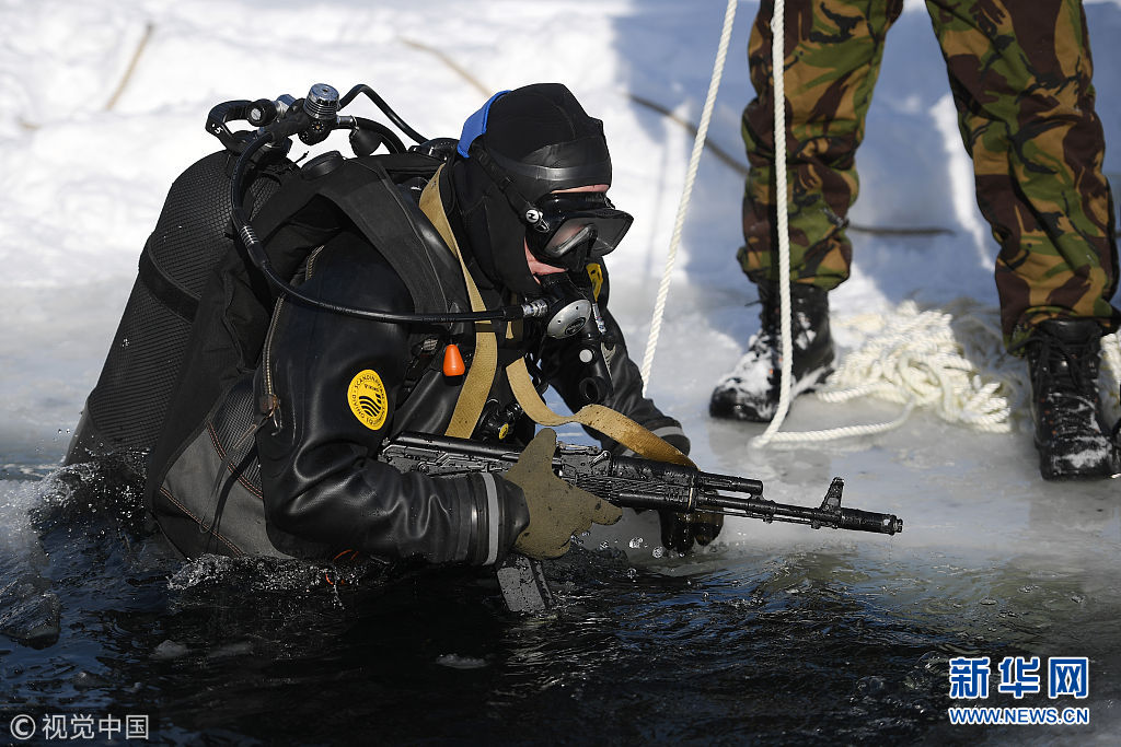 看着都冷俄罗斯士兵冰天雪地练潜水