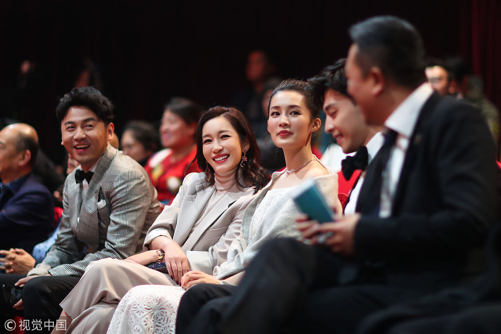 "戏骨"齐聚玩自拍 雷佳音笑不拢嘴变表情包|雷佳音|表情包|李沁_新浪