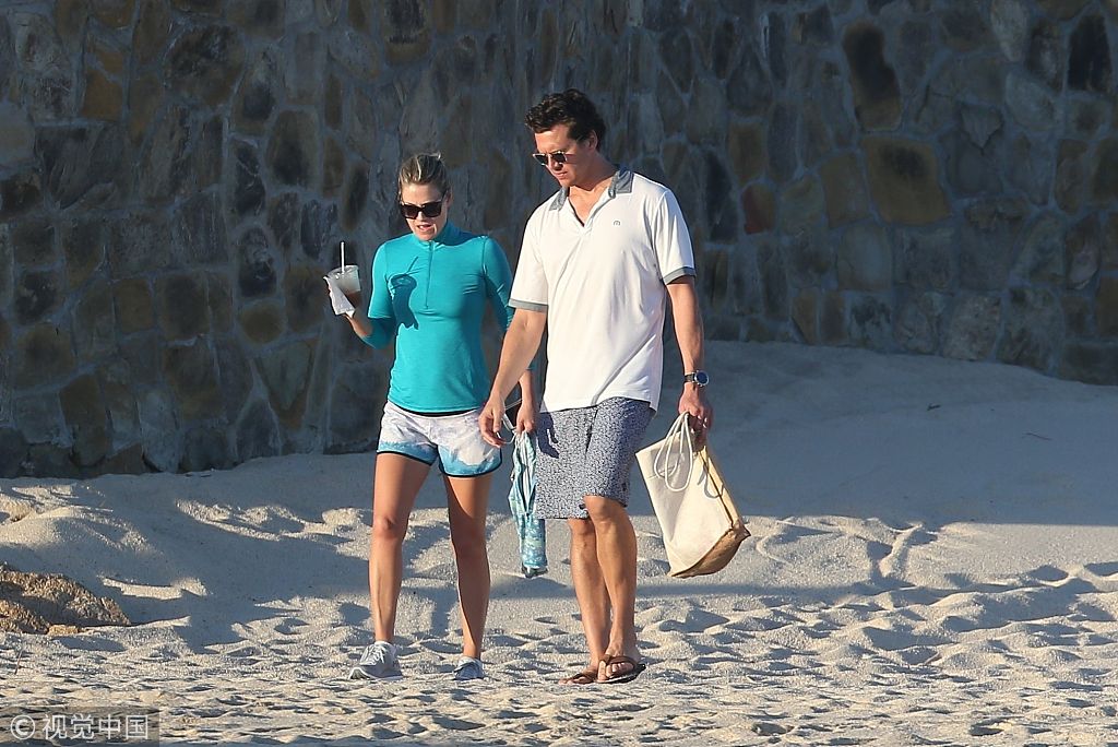 艾丽·拉特与老公海滩热吻"再见2017" 拿冷饮喝不停慢跑秀长腿