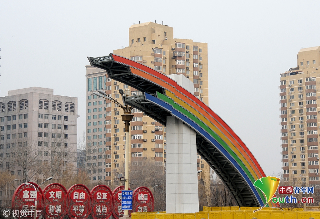 北京:长安街新建彩虹门初露"芳容"