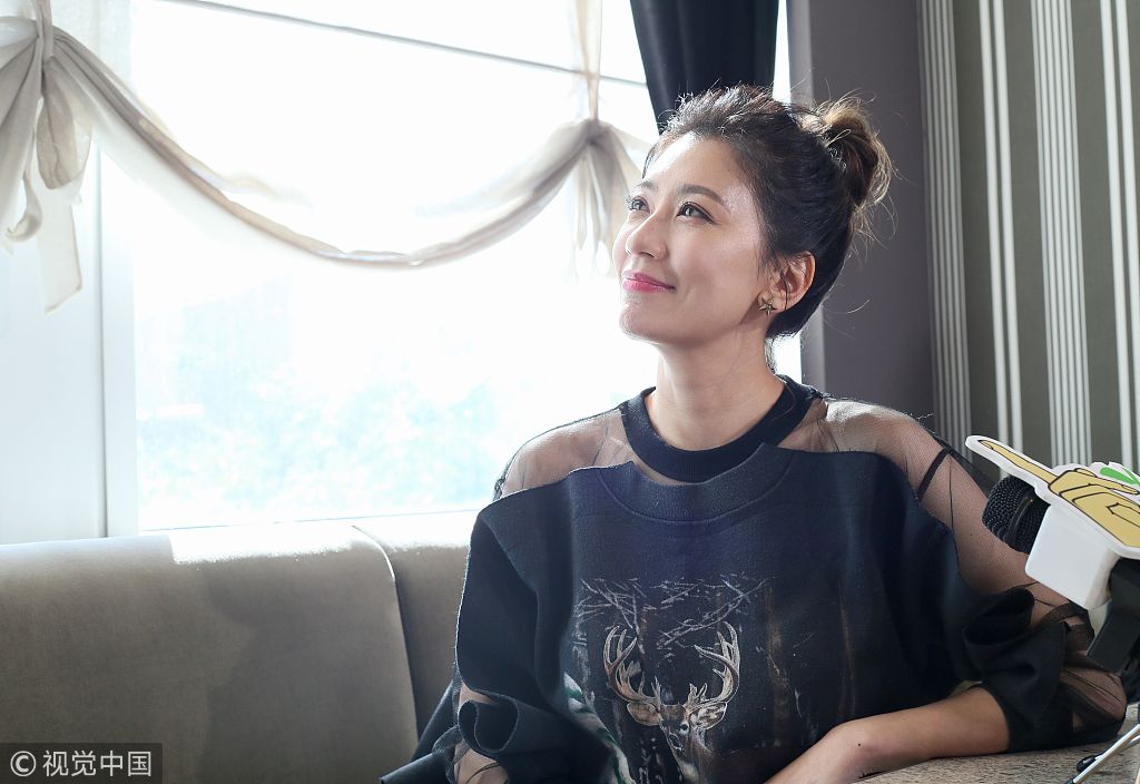 贾静雯梳丸子头甜笑露侧颜 畅谈育儿经验分享幸福快乐