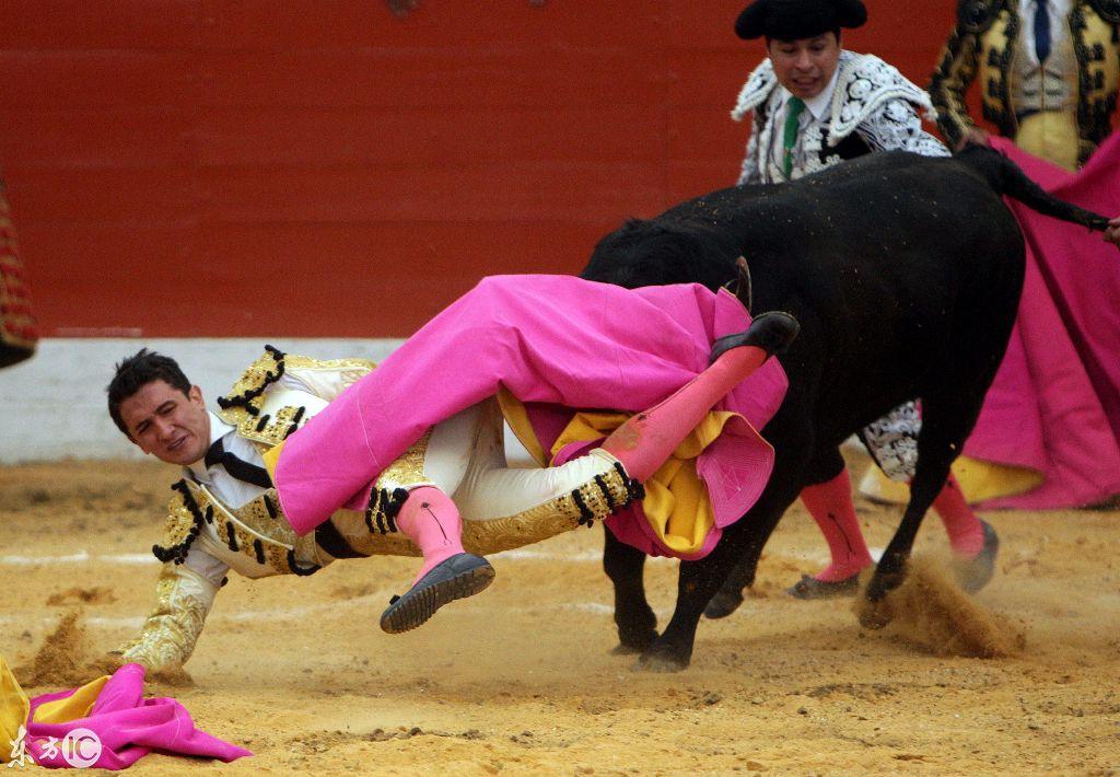 "墨西哥墨西哥城,斗牛士们正在斗牛赛上表演.(图片来自东方ic)