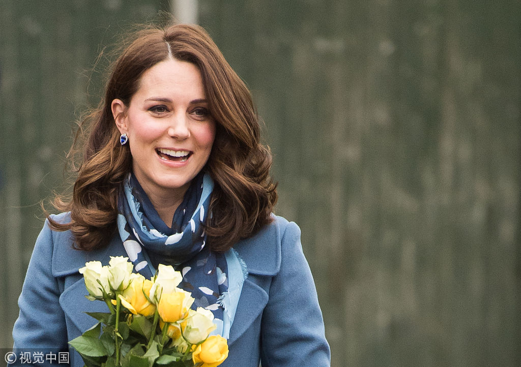 凯特王妃"优雅蓝"遮孕肚撩发捧花露甜笑 参观小学俯身握手小正太亲民