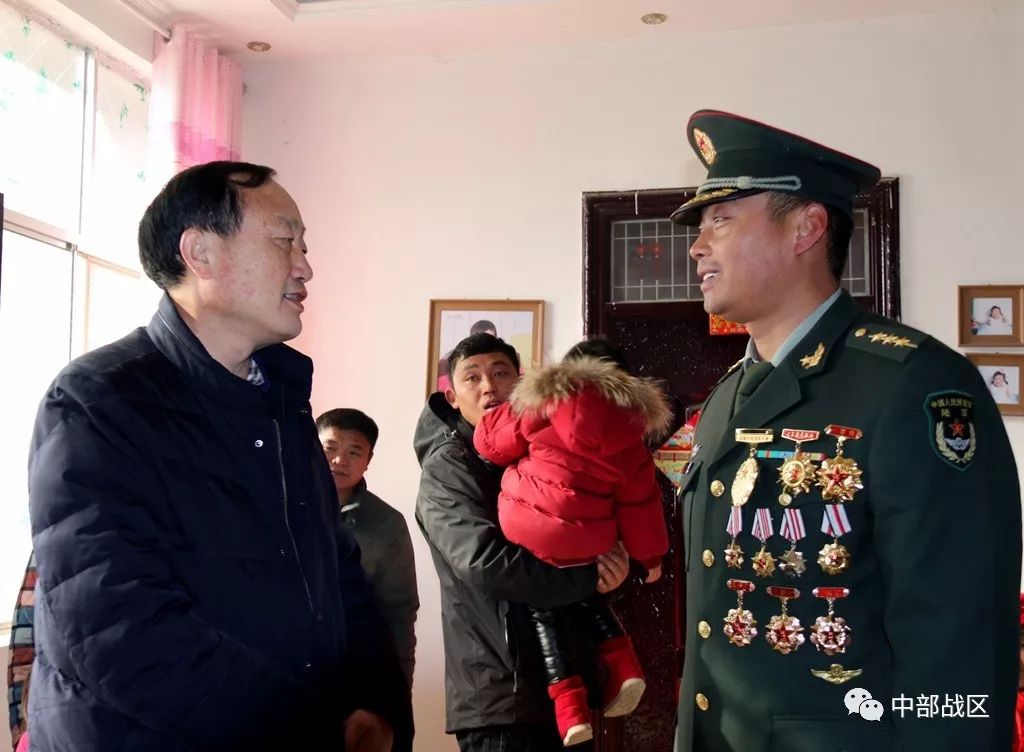 鹿邑县政府领导勉励侯国领继续努力,再立新功.