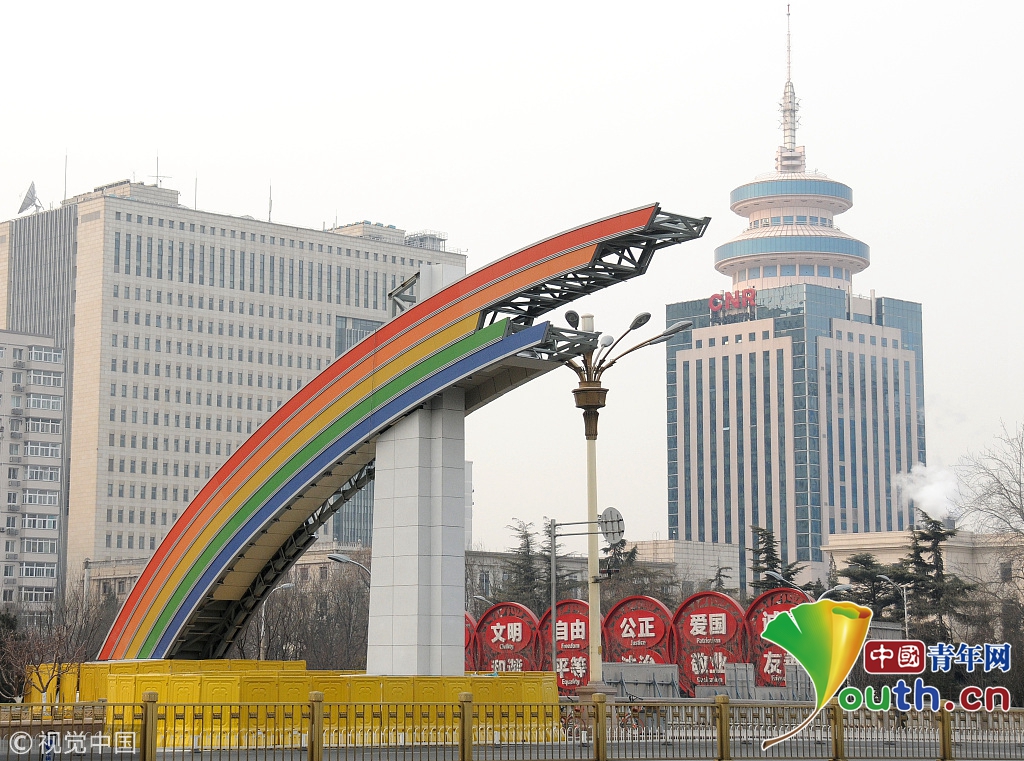 北京:长安街新建彩虹门初露"芳容"