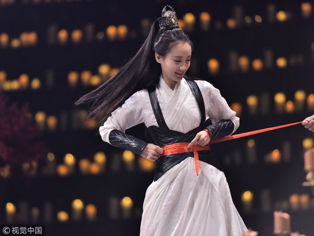 李一桐媚者无疆杀青发布会与友人相拥手拿红伞大展女侠风范