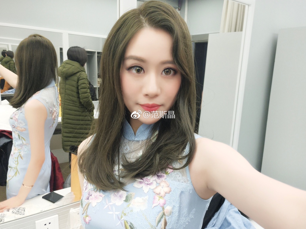 近日,范志毅爱女范斯晶微博晒出一组照片,照片中她身穿旗袍,宛若天仙.