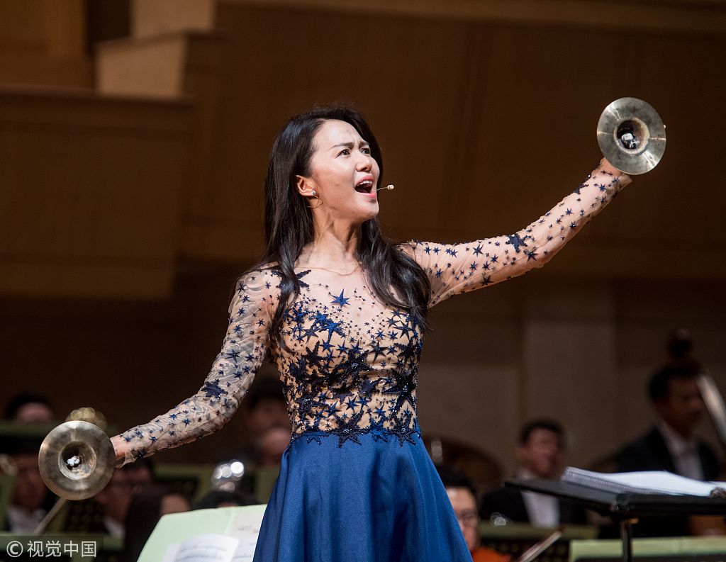 谭维维"咆哮"唱法唱响谭盾音乐会 激情敲锣开启新年倒计时