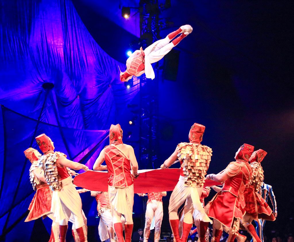 彩车出现后,演员开始一边在现场乐队伴奏下跳舞,一边搬出蹦床在上面