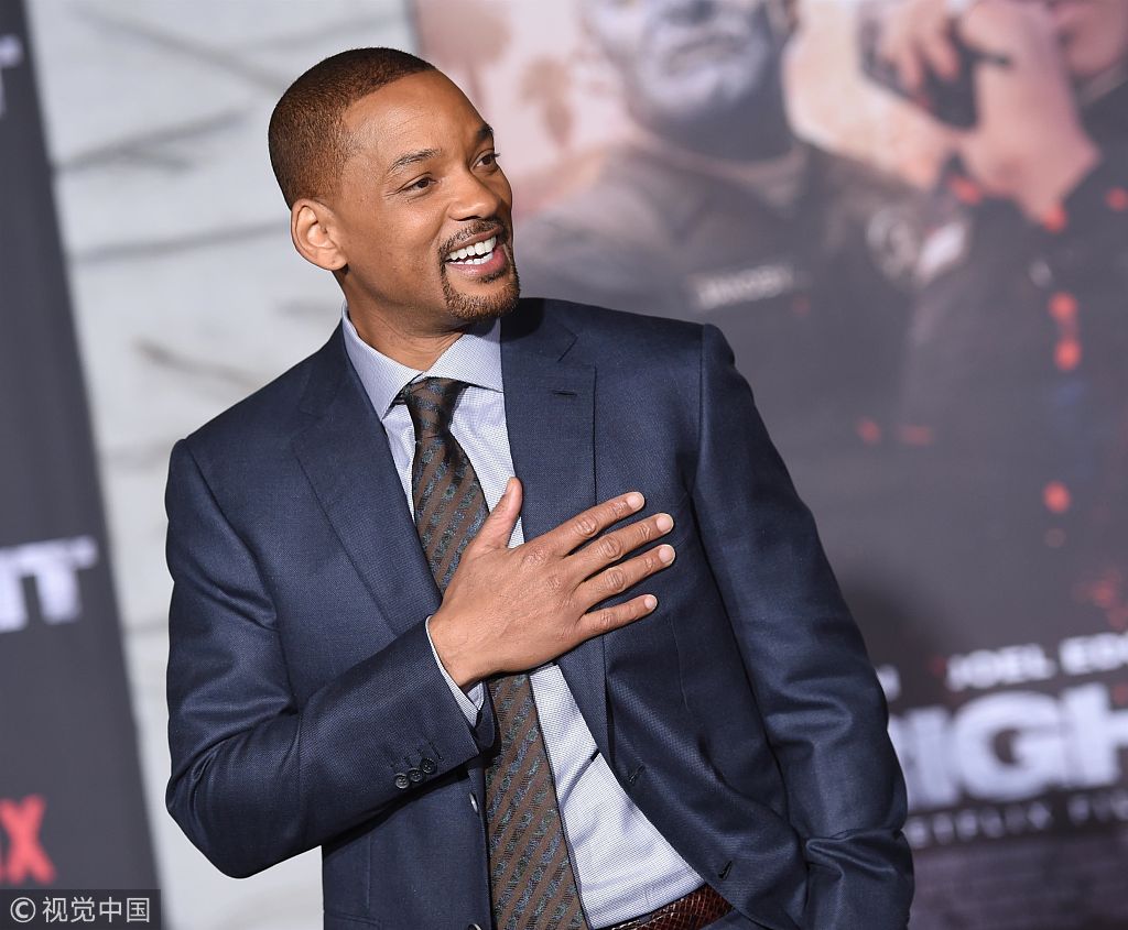 露西·弗莱(lucy fry)穿黑点拖地白裙秀香肩,威尔·史密斯(will smith