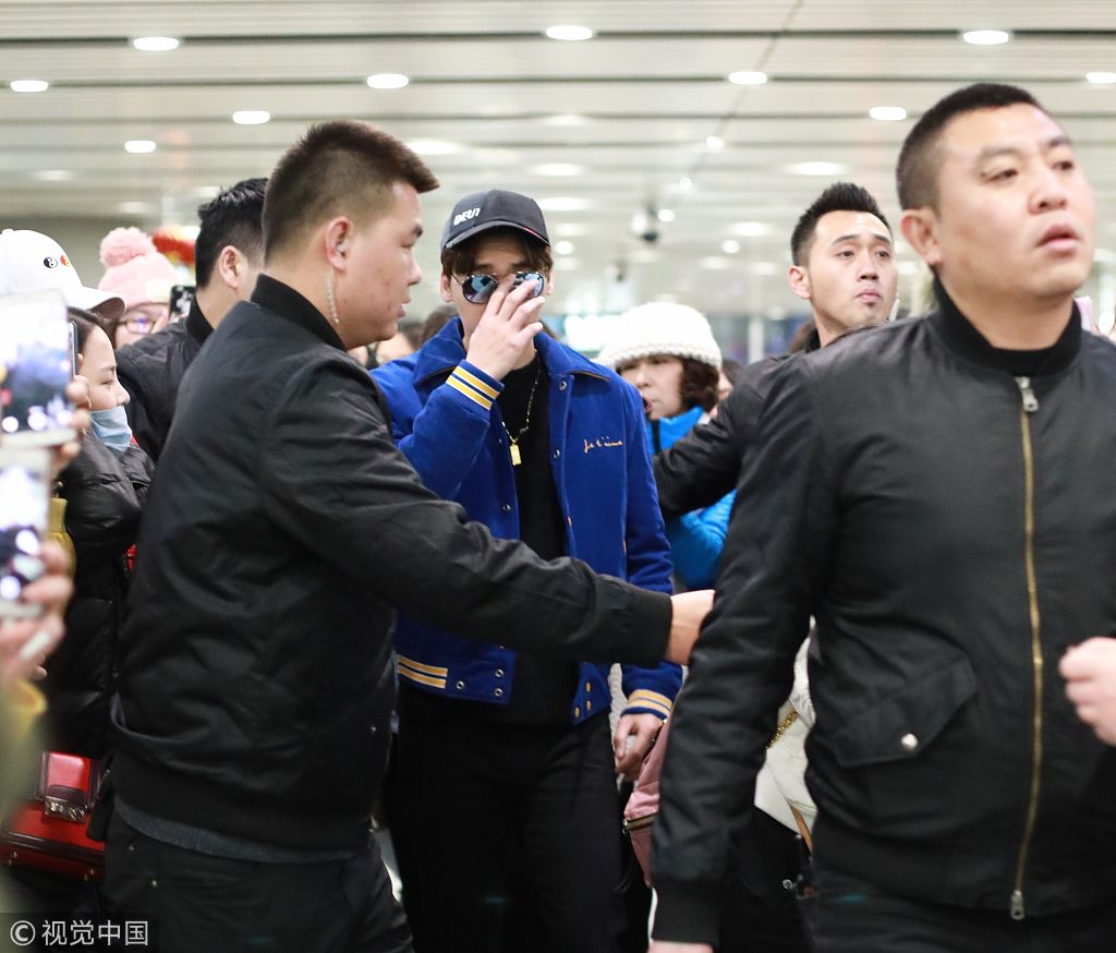 谁说糊啦!李易峰纽约杀青回京大批粉丝接机 获人工屏障护驾表情酷拽