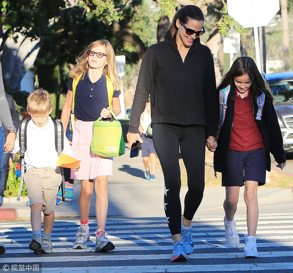 加纳携三个娃出街满脸幸福藏不住 紧牵女儿手过马路呵护备至