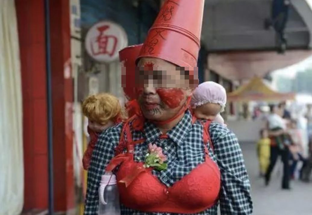 公公强吻新娘是传统不能丢?别把不要脸当传统!