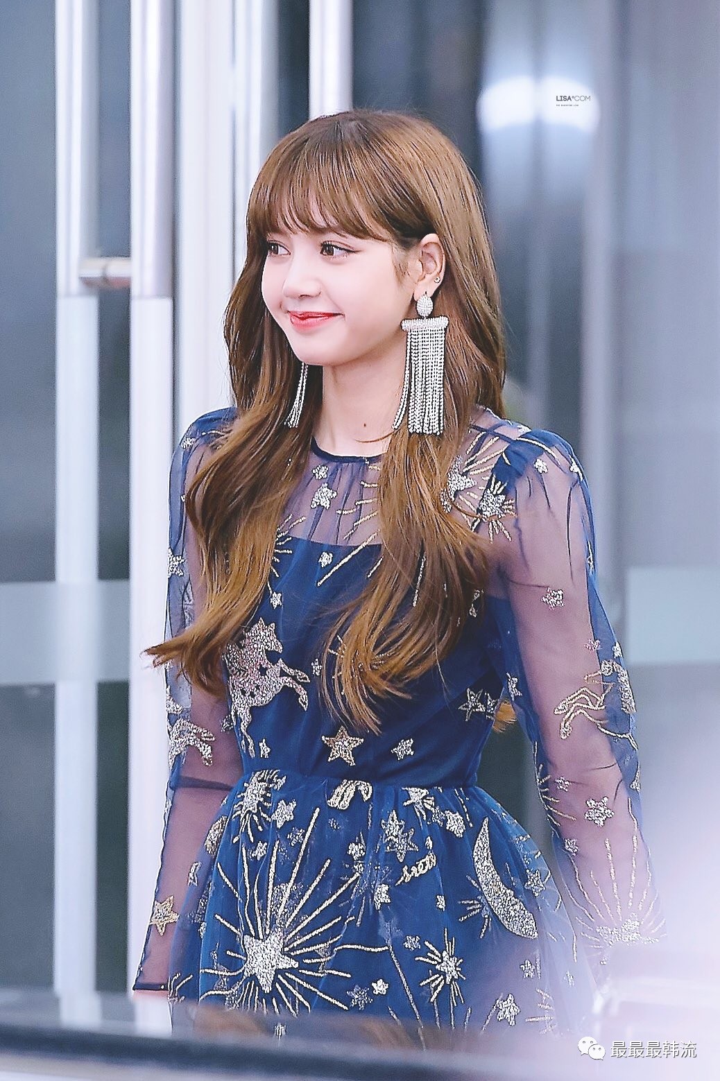 lisa脸嘟嘟的肉肉的,看起来有点婴儿肥,就…好想捏一捏.