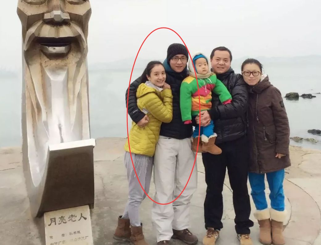 左起林好,伏伟峰夫妻二人她的丈夫伏伟峰,是中央戏