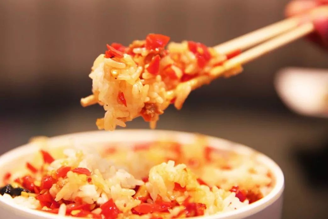 中山路这家店很变态用辣椒拌饭