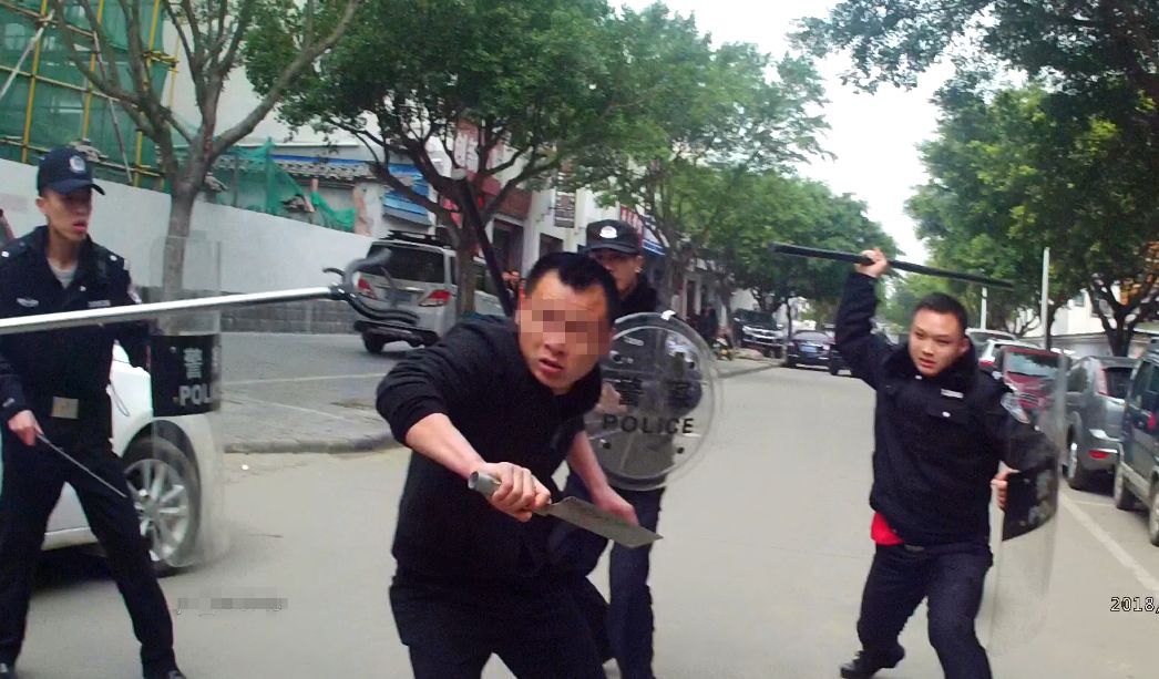 桂林一男子手持两把菜刀追砍民众,又对警察挥刀