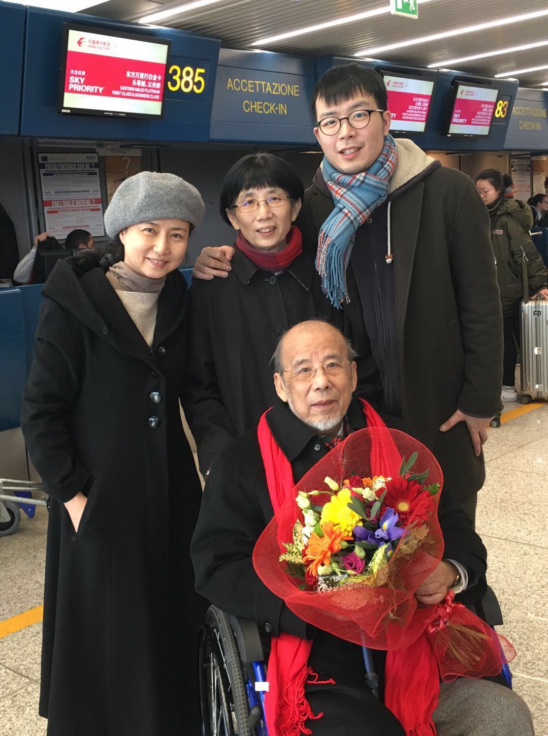 前排曹老,后排左起:夏小曹,曹小夏,曹小夏的儿子孝敬老爸的方式就是