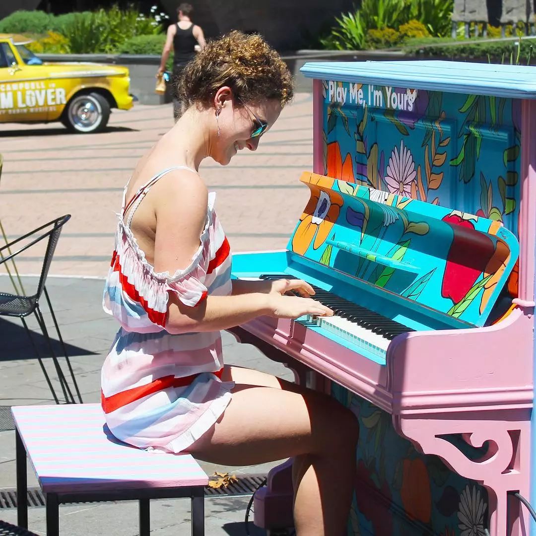 他在街头放了21台共享钢琴于是奇迹发生了