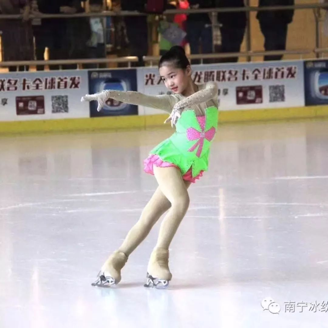 今年十岁的丁一轩,练习花样滑冰已经有五年多了,目前是广西唯一一名
