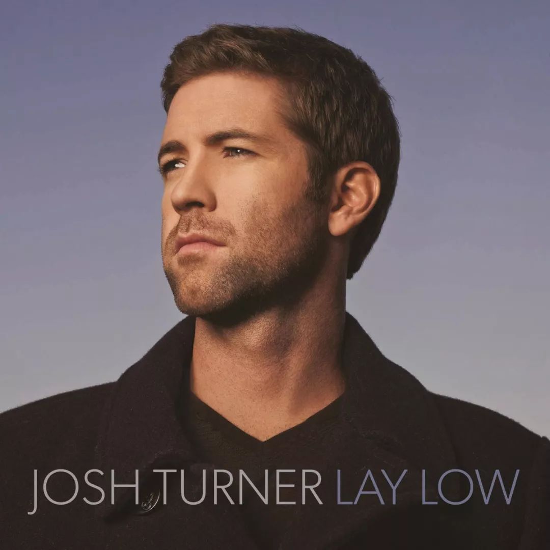 《lay low》由美国乡村风歌手josh turner在2014年发行.josh turner