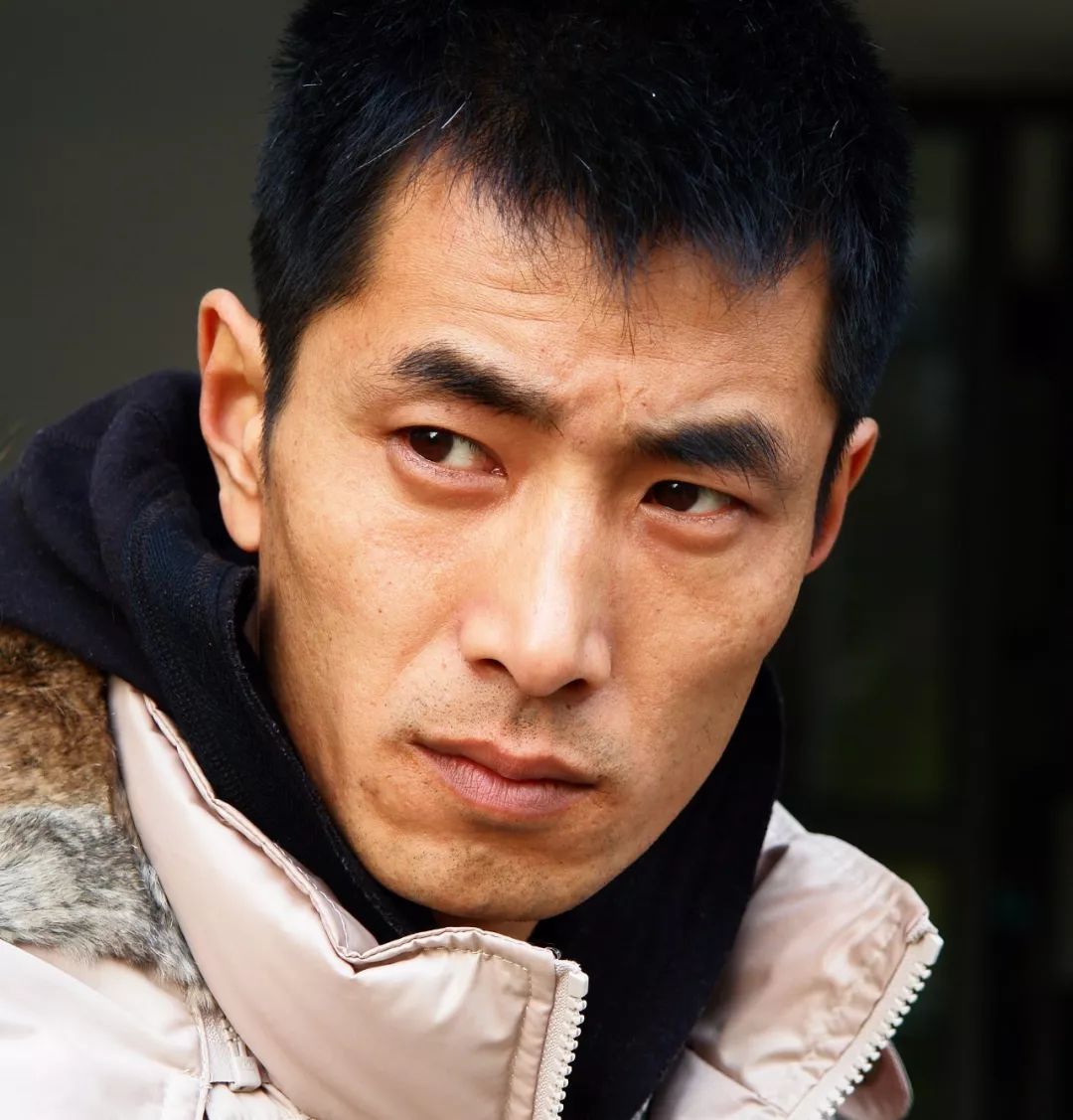 在困难的时候,张金华把自己珍藏的相机卖掉,开了一个小卖部,收入用来