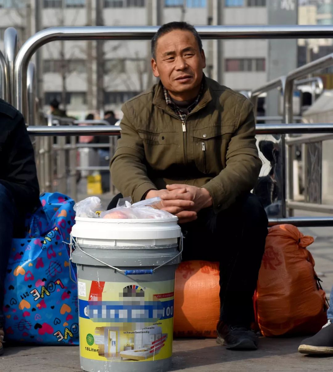 成都火车站拎这种桶的人超多!一拎就是一长串!