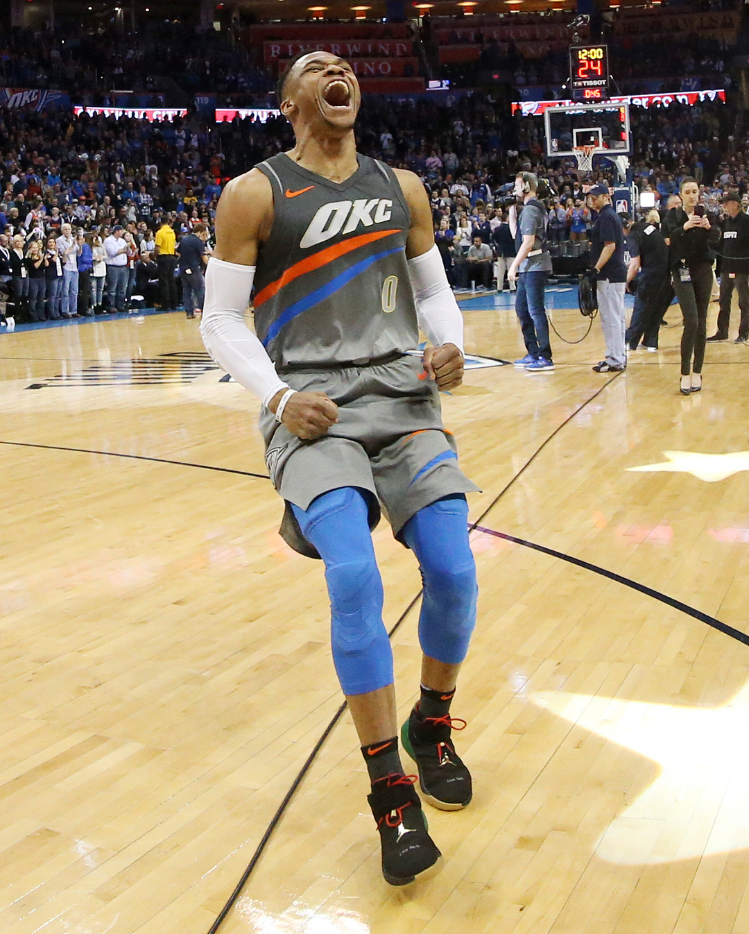 威少赛场上脚 jordan why not zero.1 黑人月配色!