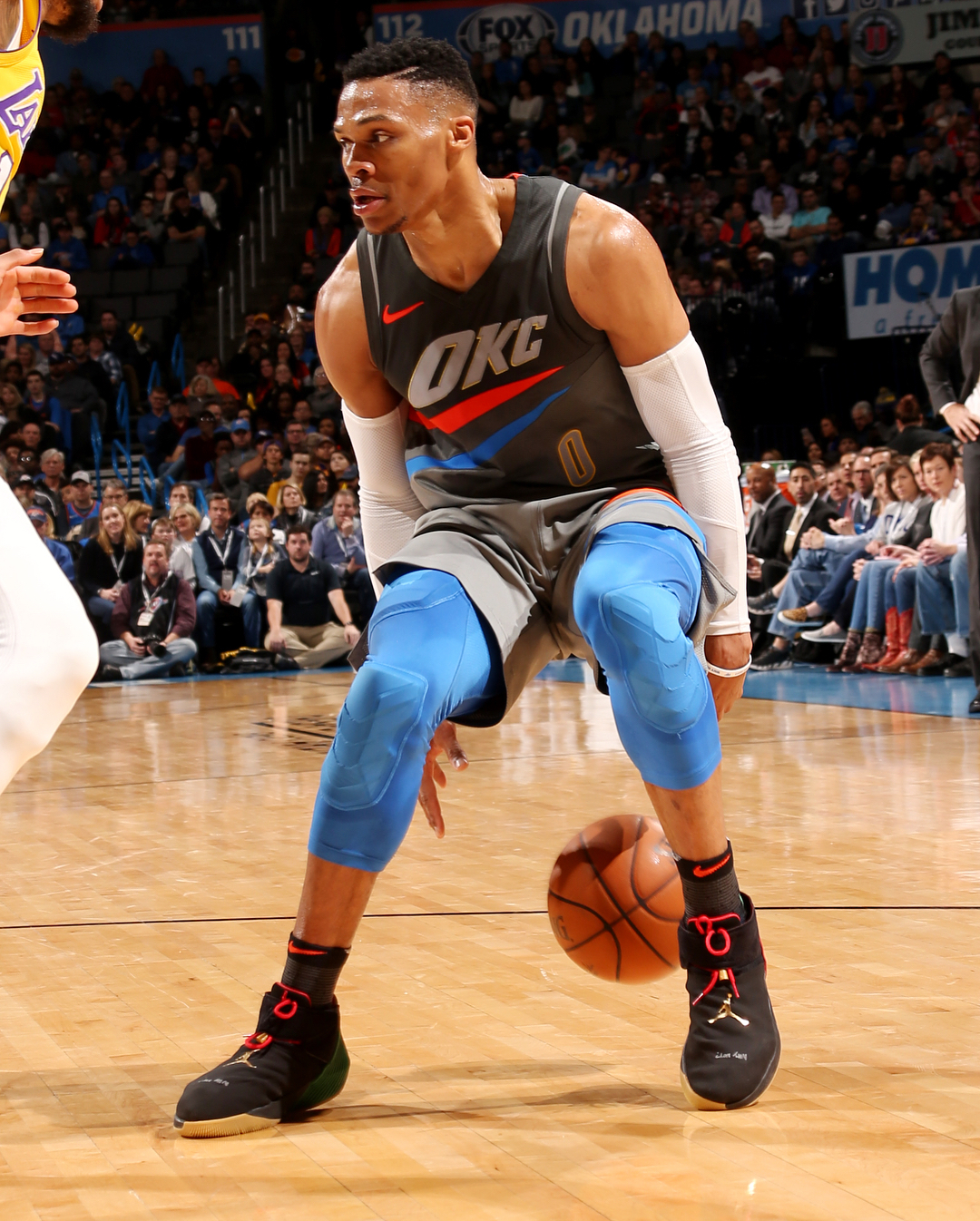 威少赛场上脚 jordan why not zero.1 黑人月配色!