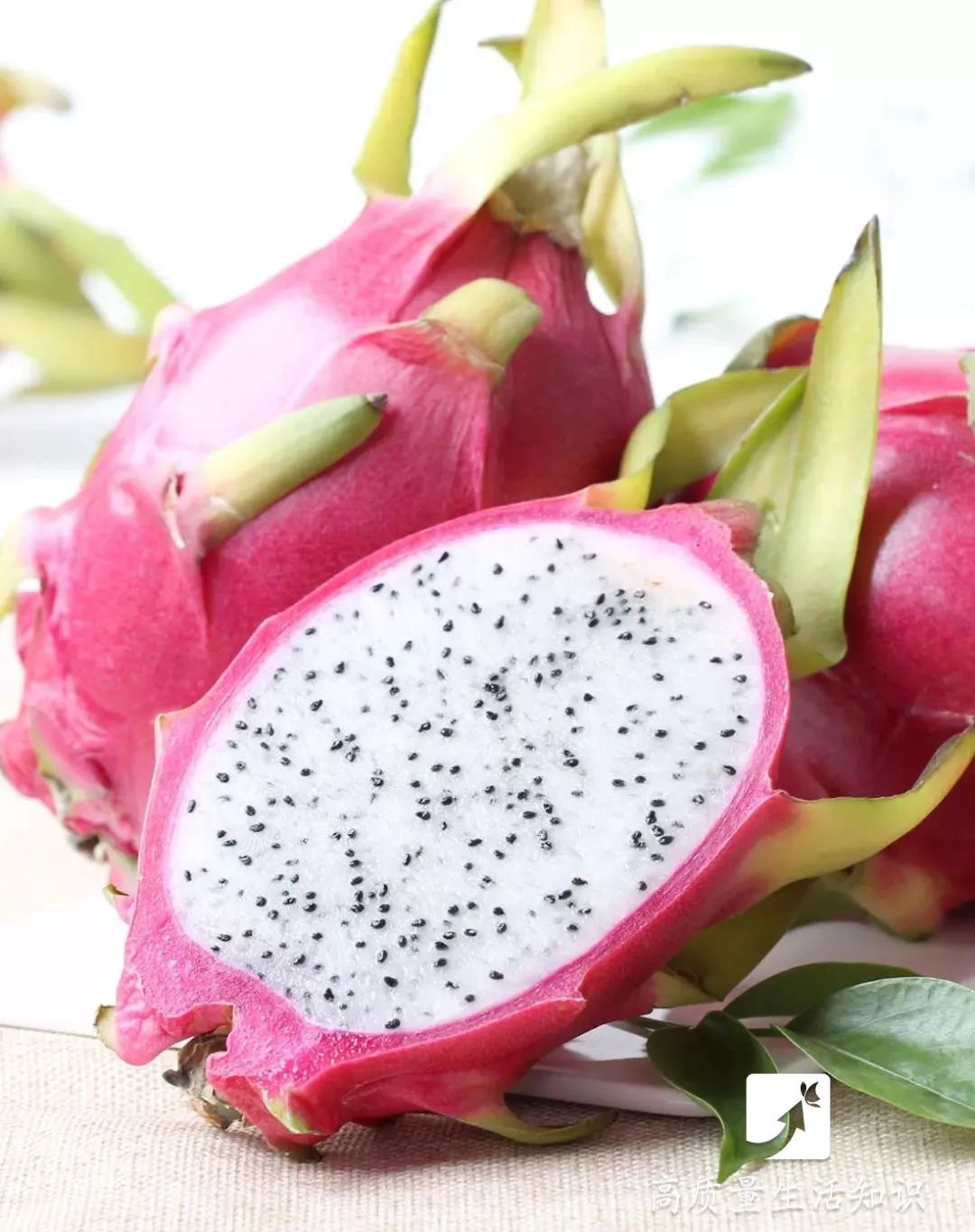 火龙果皮不要再扔了真没想到它居然是眼袋的克星