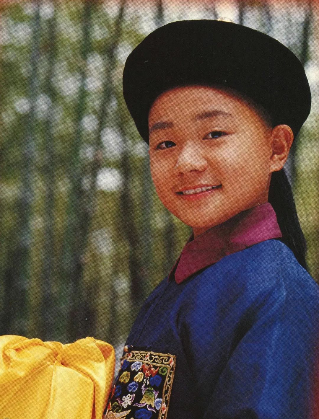 在火遍大江南北的电视剧《九岁县太爷》中,曹骏扮演的小神童"陈文杰"