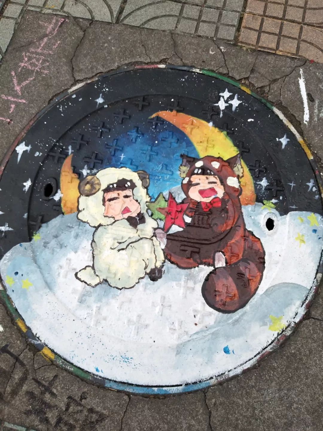 城会玩!广州这帮学生哥把沙井盖变风景,"井上添花"可以这么美