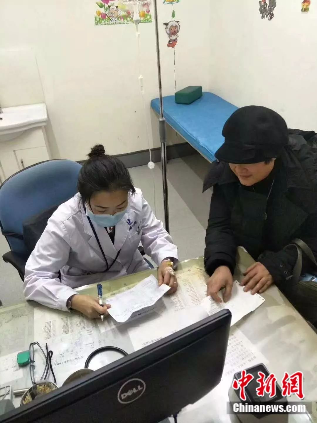 这张边输液边给孩子看病的照片走红!医生说了一句话让人感动.
