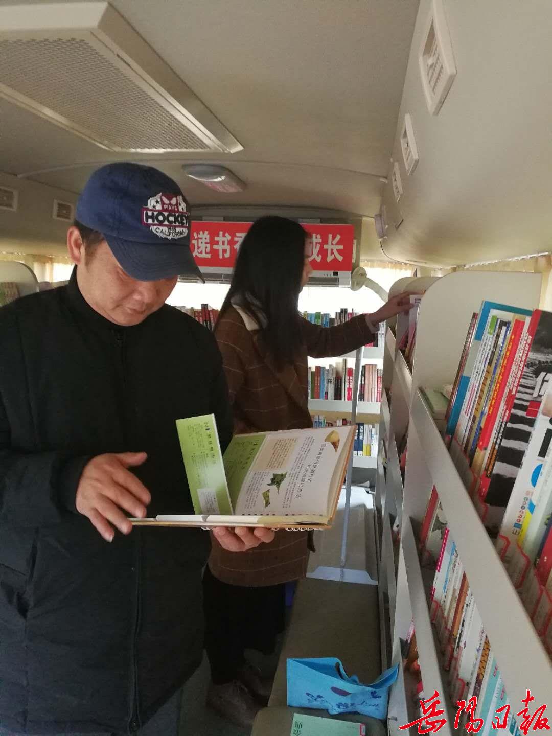 "流动图书车"进社区 送书普法受欢迎