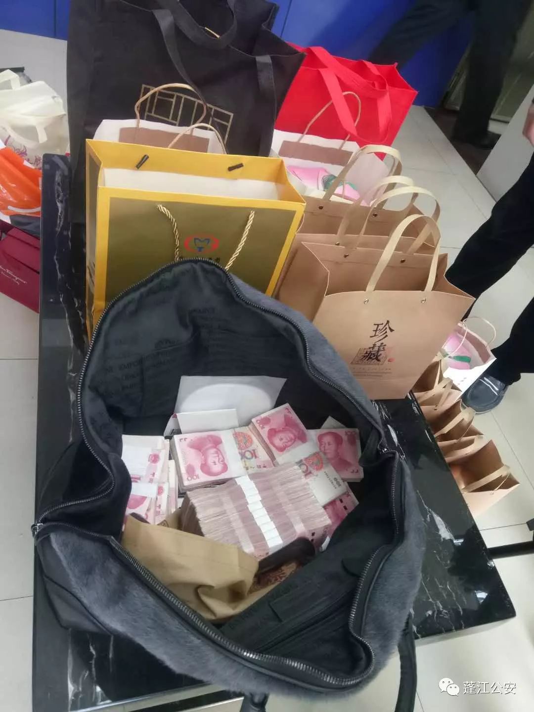 半开车门的轿车内放着22万元现金警察将钱取走留下一张纸条