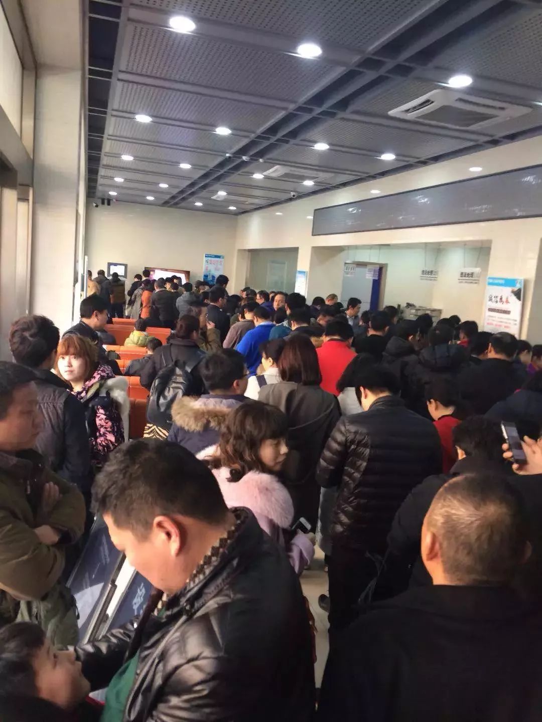 半夜排队夺门而入济南销分大军挤爆车管所大门视频震撼