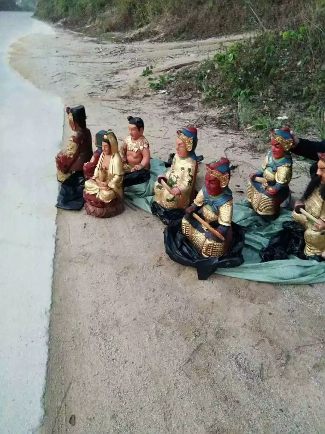 "老爷"显灵?普宁龙城庙被盗"老爷"今早集体出现了.