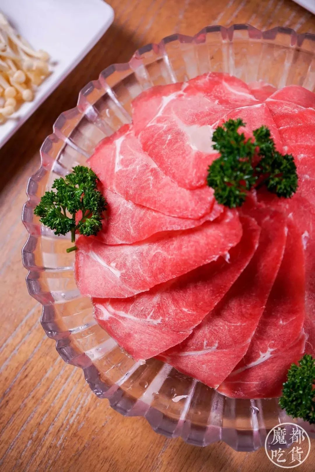 这份光泽靓丽的虾球可不简单,新鲜纯手打不说,还有马苏里拉芝士夹心!