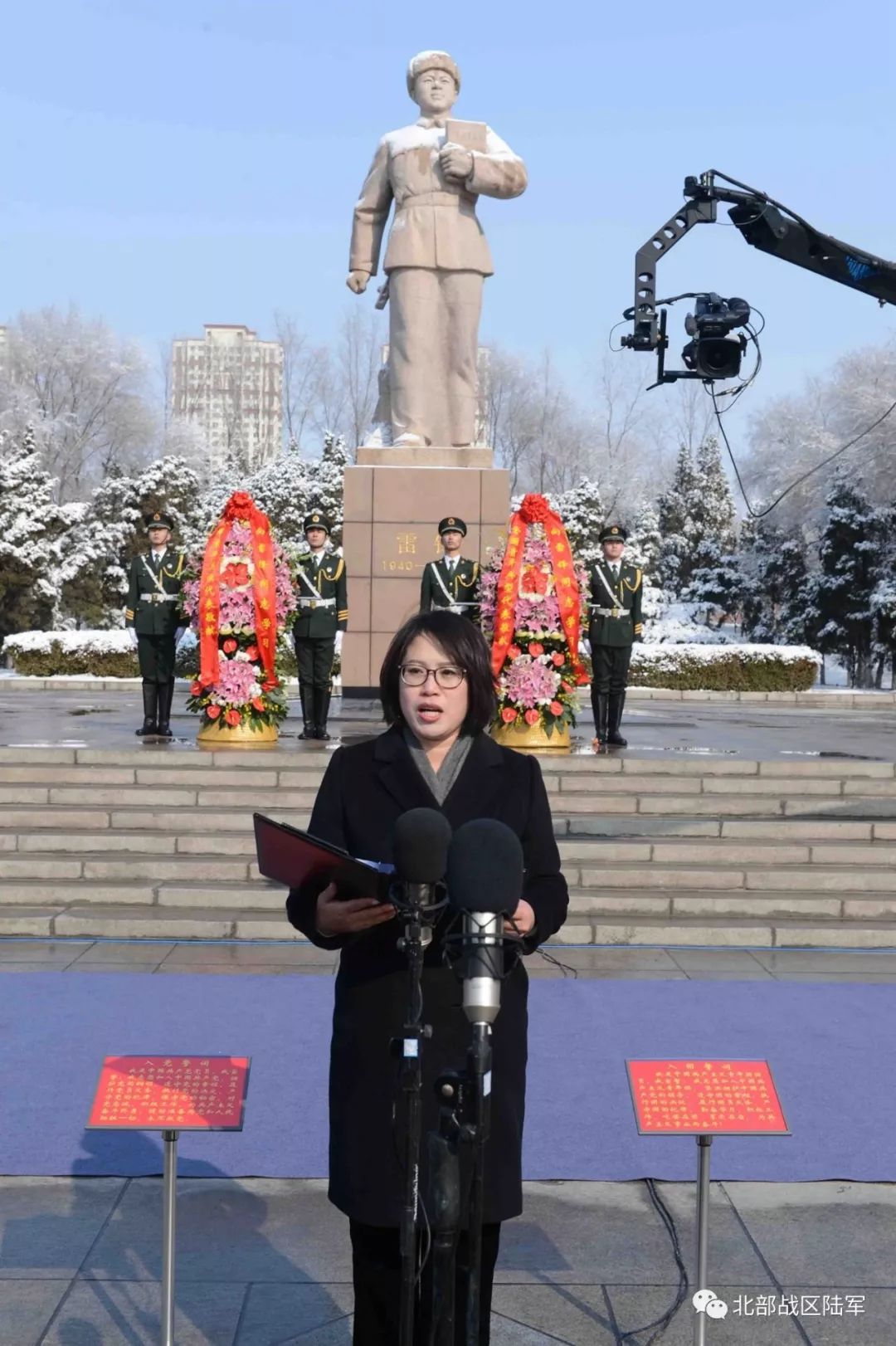 雷锋传人"倡议书▲全军青年英模代表官东领誓入党誓词红旗猎猎映忠诚
