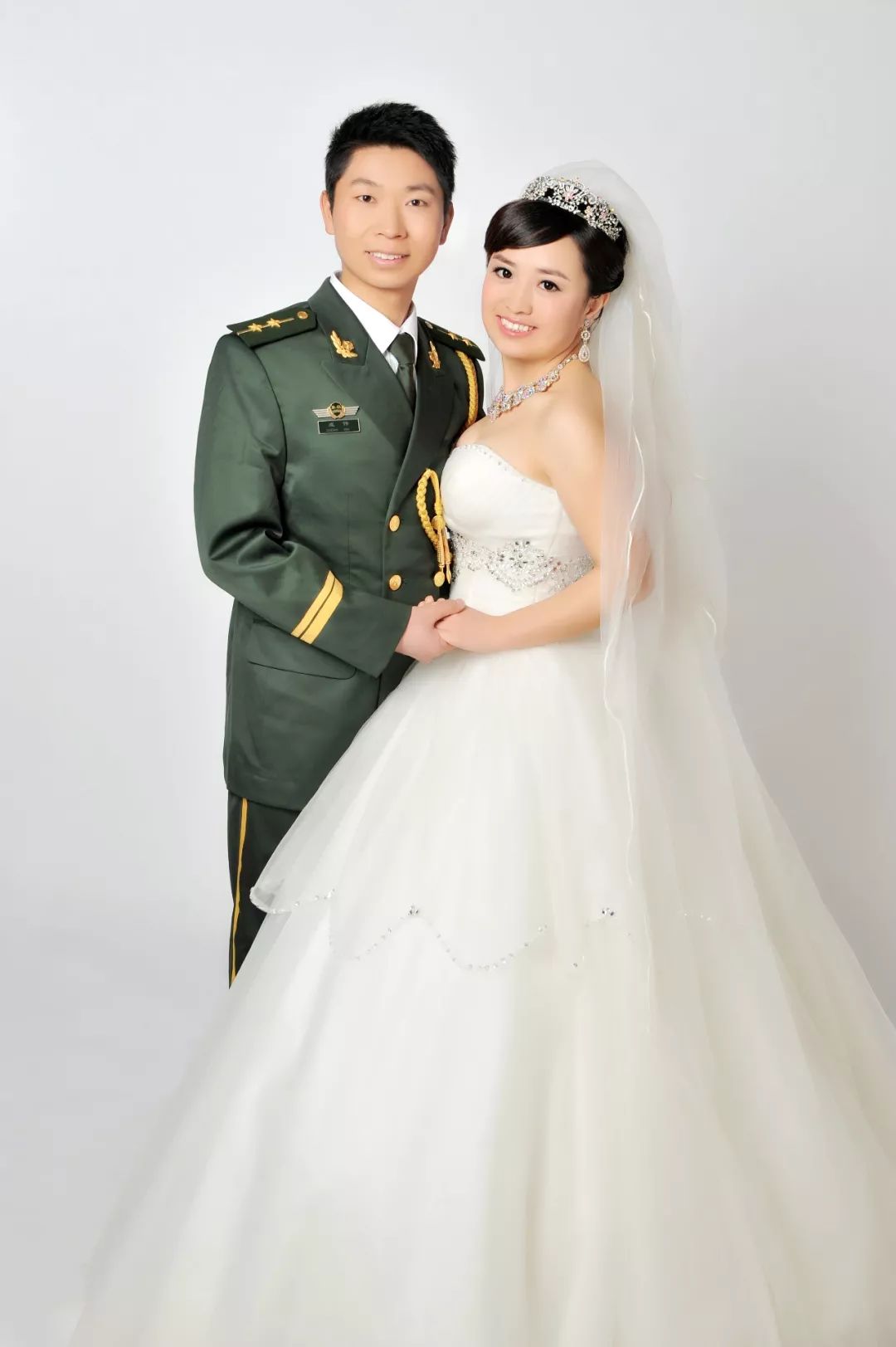 军恋婚纱照_军恋卡通婚纱照