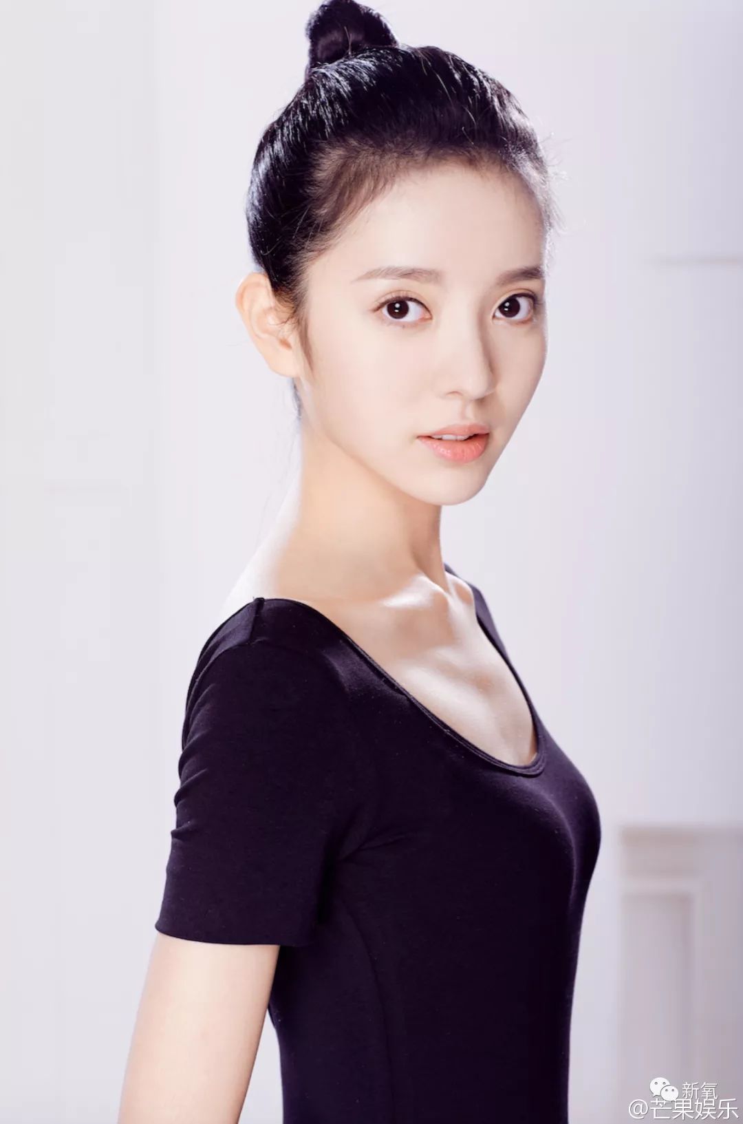 吴奇隆新剧搭档的女主角居然13岁就开始了整形之路