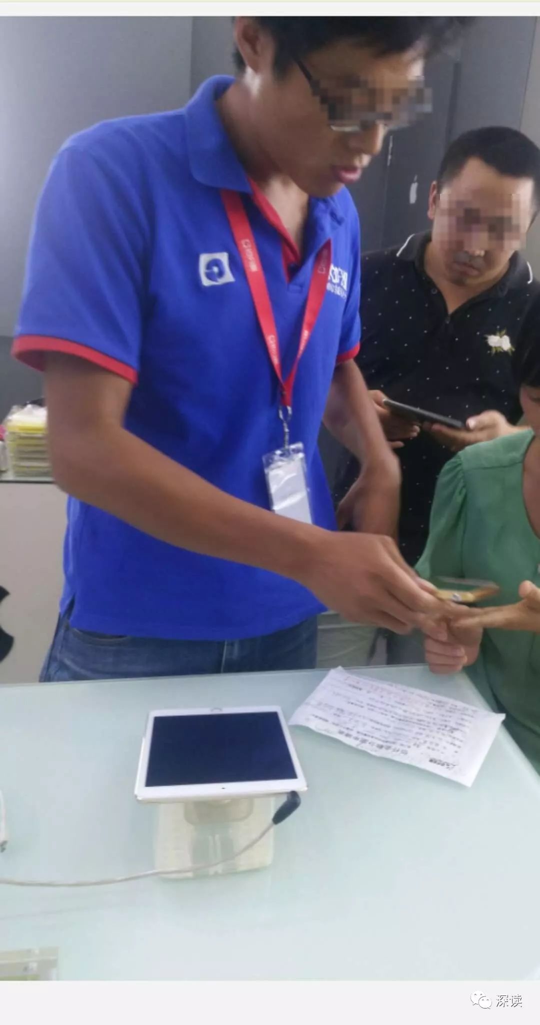 蔡晶对记者回忆称,手机店老板当时要求她提供个人信息,包括身份证号