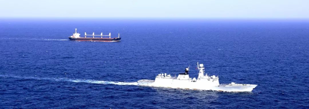 海军第二十七批护航编队在几内亚湾进行机动巡航训练